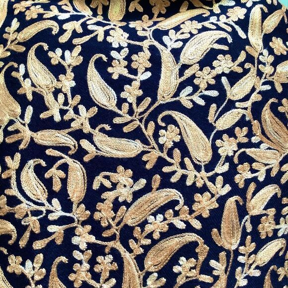 Extra Large Cashmere Embroidered Scarf - Picture 4 of 7